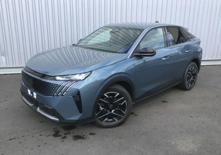 Peugeot 3008 III Hybrid 145 Allure bleu Ingara en 3/4 avant droit, avec jantes noires et calandre distinctive.