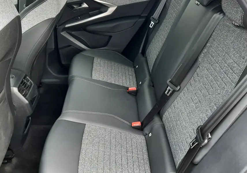 Vue intérieure côté droit des sièges arrière gris noir du Peugeot 3008 III HYBRID 145 ALLURE e-DSC6 2025.