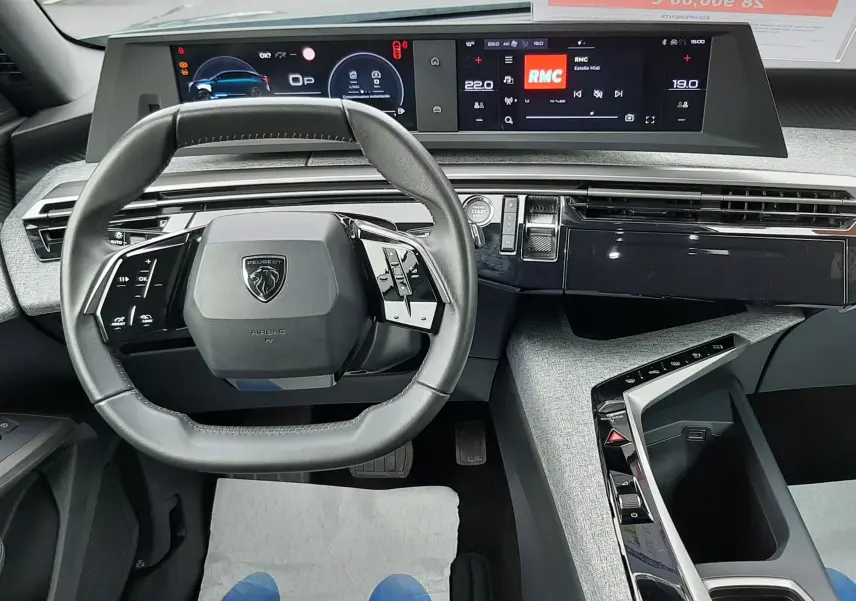 Vue intérieure du tableau de bord et volant du Peugeot 3008 III HYBRID 145 Allure e-DSC6 2025, avec écran numérique panoramique et finition gris noir.