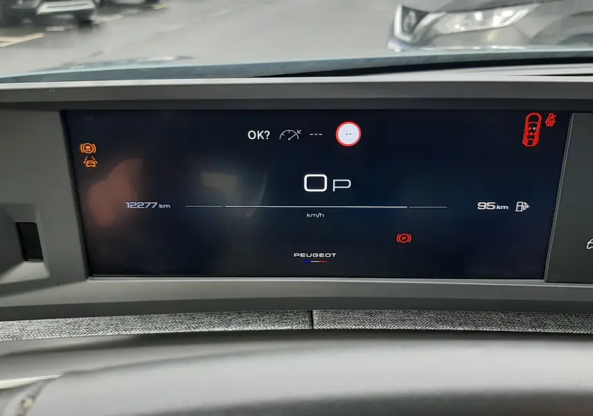 Tableau de bord numérique du Peugeot 3008 III Hybrid 145 Allure, affichant 12 277 km et autonomie de 95 km.