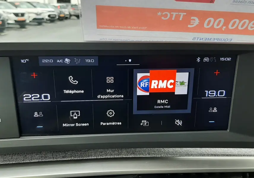 Écran tactile central du tableau de bord du Peugeot 3008 III Hybrid 145 Allure en bleu Ingaro, affichant les réglages clim et multimédia.