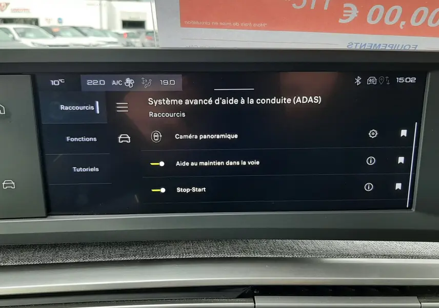 Vue intérieure du tableau de bord du Peugeot 3008 III HYBRID 145 Allure avec écran tactile affichant les aides à la conduite.