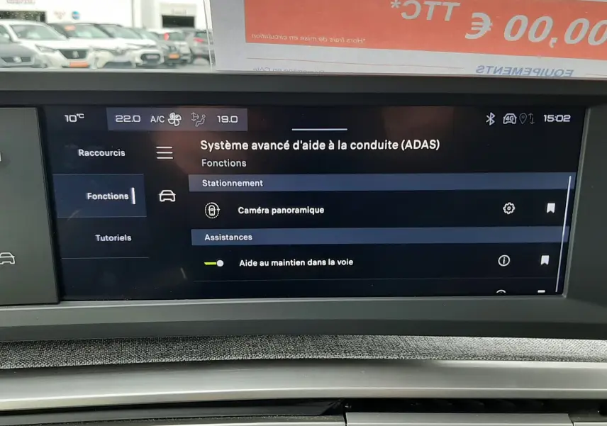 Écran tactile du système d'aide à la conduite sur le tableau de bord du Peugeot 3008 III Hybrid bleu Ingaro.
