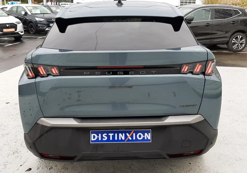 Vue arrière d'un Peugeot 3008 III Hybrid 145 Allure en bleu Ingaro avec feux LED caractéristiques et vitre arrière teintée.