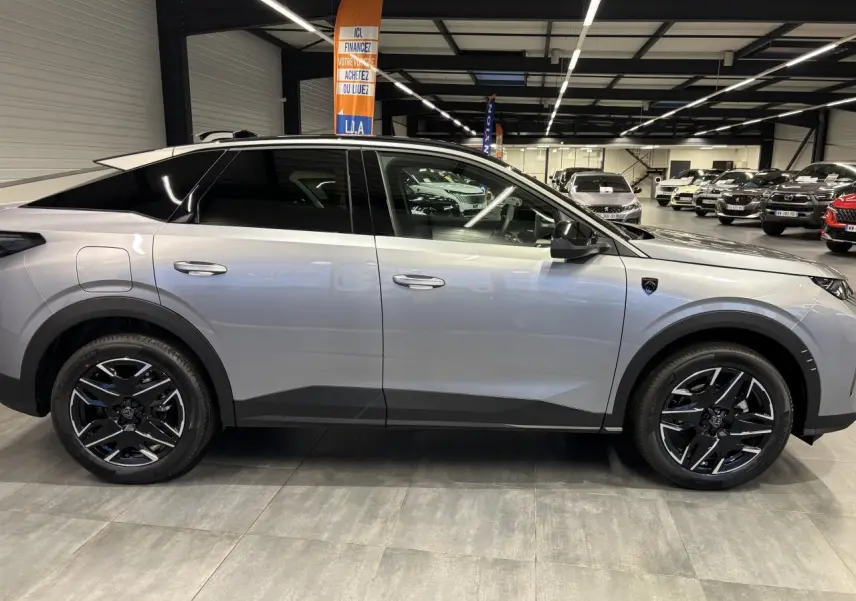 Peugeot 3008 gris Artense vue de profil côté gauche, avec jantes alliage noires et toit noir en showroom.