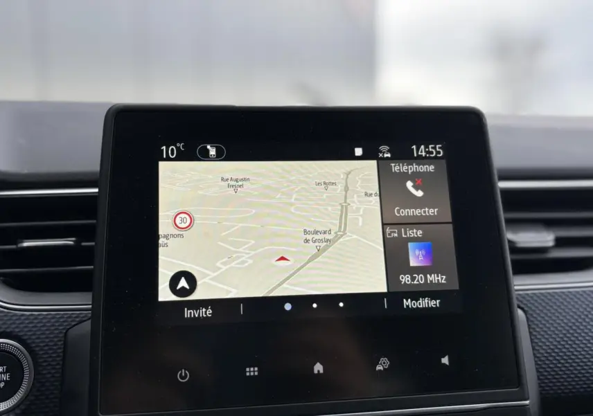 Écran tactile GPS de la Renault Arkana bleu Zanzibar, vue intérieure centrée sur la console multimédia.