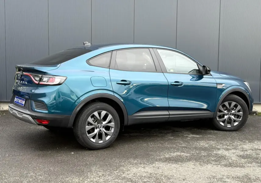 Renault Arkana Bleu Zanzibar vue de profil côté droit, avec jantes alliage grises et vitres surteintées.