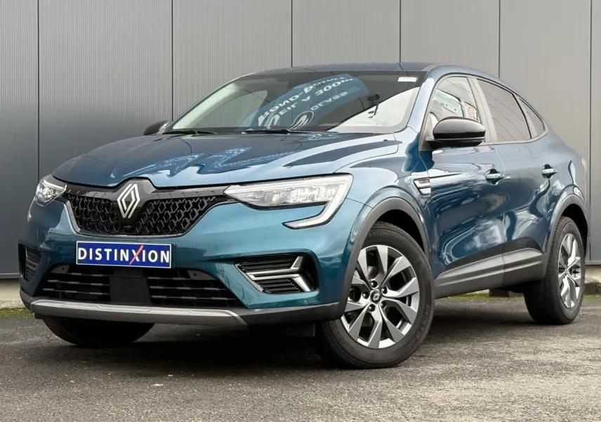 Renault Arkana Bleu Zanzibar en 3/4 avant droit, avec calandre noire et jantes alliage grises 17 pouces Bahamas.