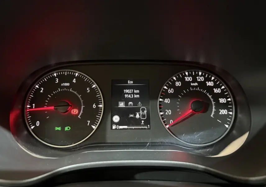 Tableau de bord de Dacia Sandero 2024, affichage numérique central et compte-tours à gauche, vitesse à droite.