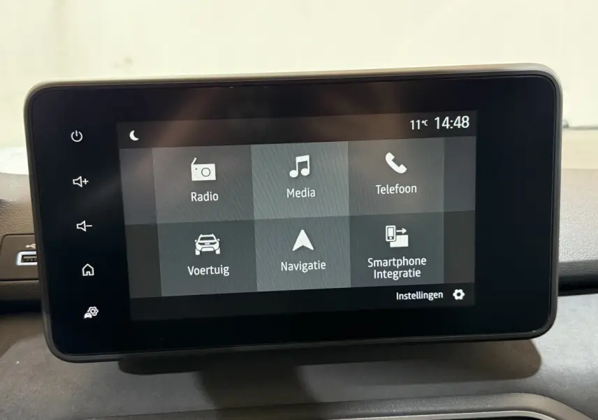Écran tactile central de la Dacia Sandero Extreme+ TCe 110 2024 affichant les menus radio, navigation et smartphone.