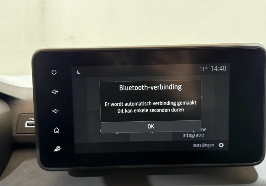 Écran tactile central de la Dacia Sandero Extreme+ TCe 110 2024 affichant une connexion Bluetooth en cours.