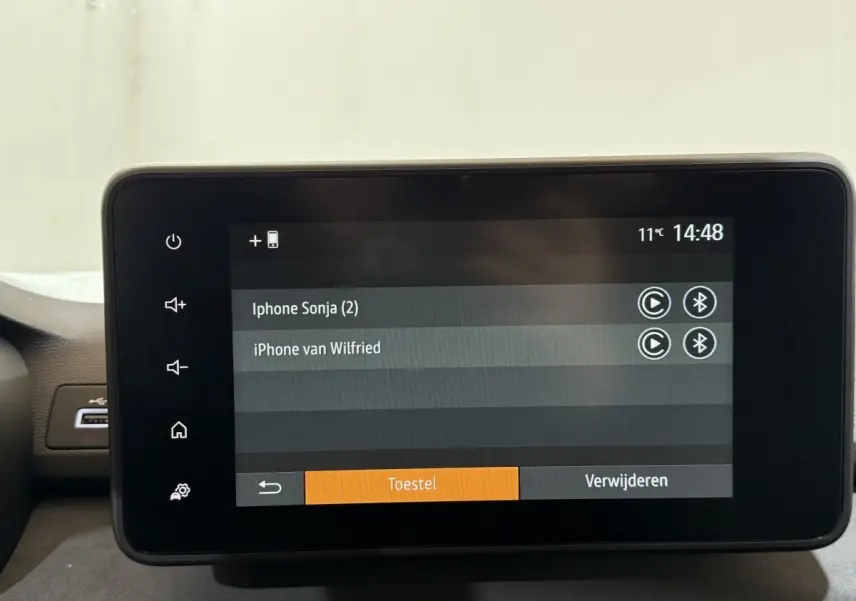 Écran tactile central de la Dacia Sandero Extreme+ TCe 110 2024 affichant la connexion Bluetooth à deux iPhones.