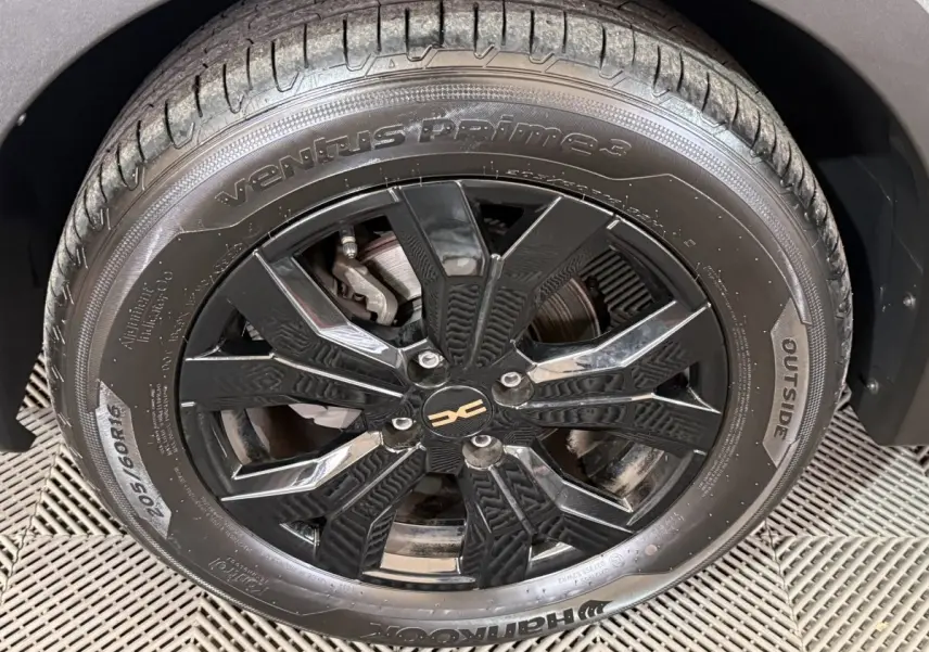 Gros plan sur la roue avant droite de la Dacia Sandero Extreme+ 2024, jante noire brillante et pneu Hankook Ventus Prime3.