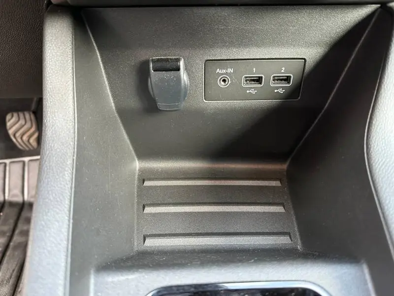 Gros plan sur la console centrale de la Renault Clio 2023 gris, montrant les ports USB et prise Aux-IN côté droit.