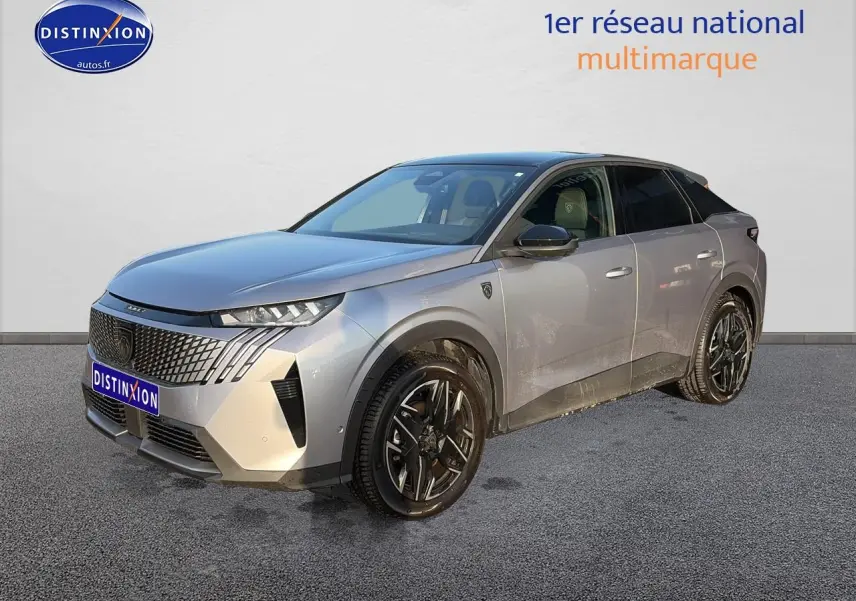 Peugeot 3008 gris 3/4 avant droit avec calandre distinctive et jantes noires en alliage.
