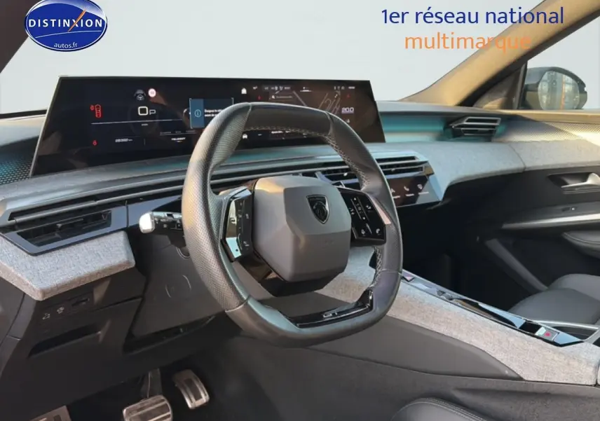Intérieur avant du Peugeot 3008 gris, vue centrée sur le volant cuir multifonction et le tableau de bord numérique.