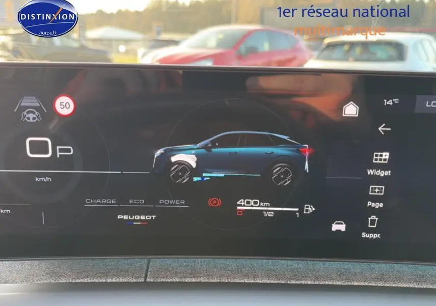 Affichage numérique intérieur montrant le profil latéral bleu du Peugeot 3008 hybride 2025 avec autonomie et indicateurs.