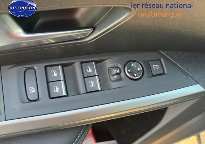 Gros plan sur les commandes des vitres électriques et rétroviseurs côté conducteur d’un Peugeot 3008 gris 2025.