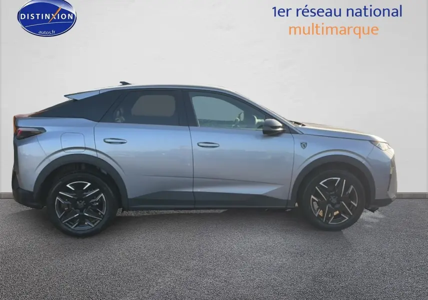Peugeot 3008 gris en profil droit, mettant en valeur ses jantes alliage noires et son design moderne.