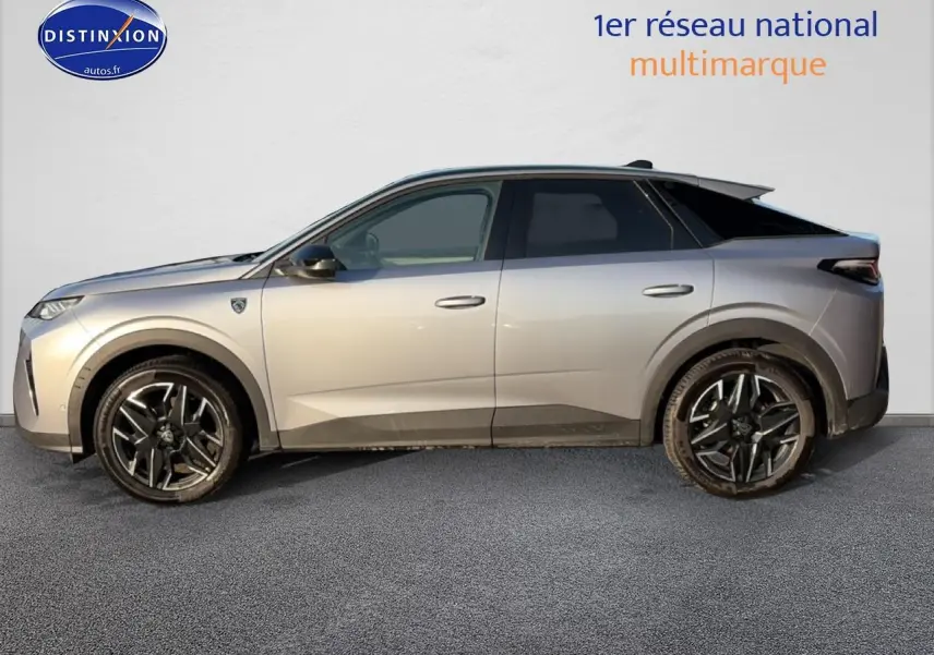 Profil droit du Peugeot 3008 gris 2025 avec jantes alliage noires et toit noir contrasté.