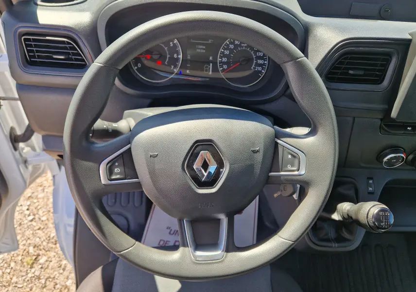 Vue intérieure centrée sur le volant noir du Renault Master Châssis Cabine 2024 avec levier de vitesses manuel visible.