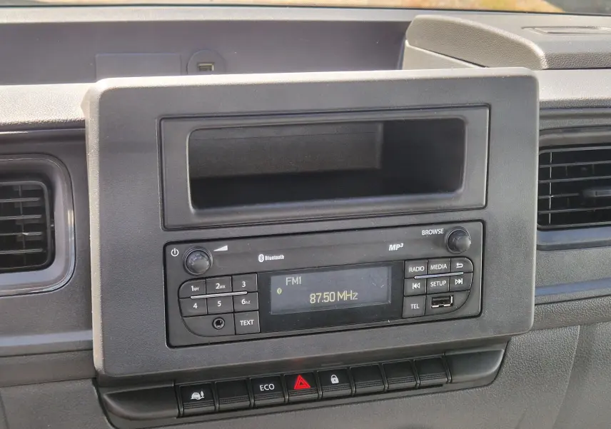 Détail de la console centrale du Renault Master Châssis Cabine 2024, avec autoradio et commandes visibles.
