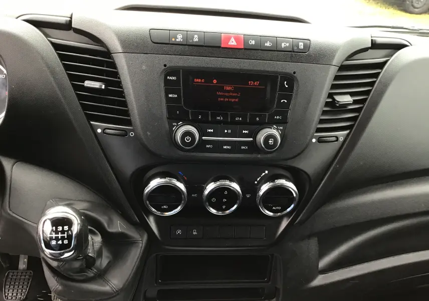 Vue rapprochée du tableau de bord et levier de vitesses manuel noir de l'Iveco Daily Chassis double cabine blanc de 2021.