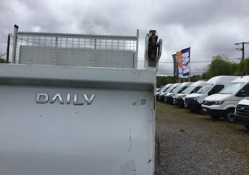 Gros plan sur la benne blanche arrière d'un Iveco Daily avec marquage "DAILY" visible, vue de côté droit.