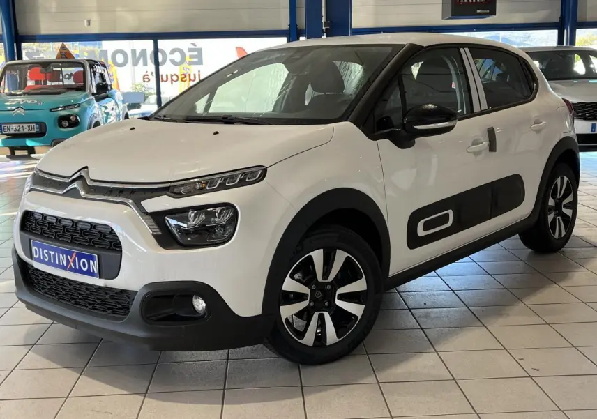 Citroën C3 blanche vue 3/4 avant droit, avec Airbump noir et jantes alliage diamantées en showroom.