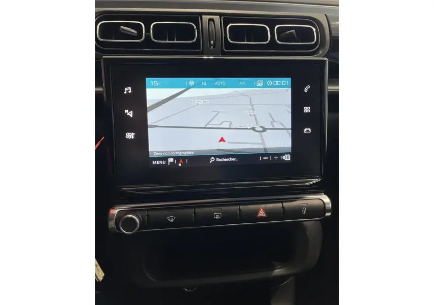 Tablette tactile 7 pouces avec navigation affichée sur le tableau de bord noir brillant d'une Citroën C3 2024.