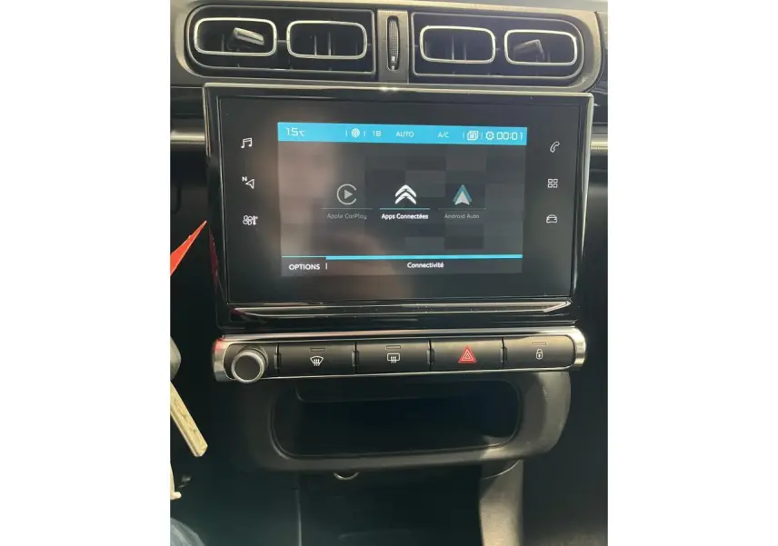 Écran tactile central de la Citroën C3 2024 montrant les options Apple CarPlay et Android Auto, avec commandes climatisation en dessous.