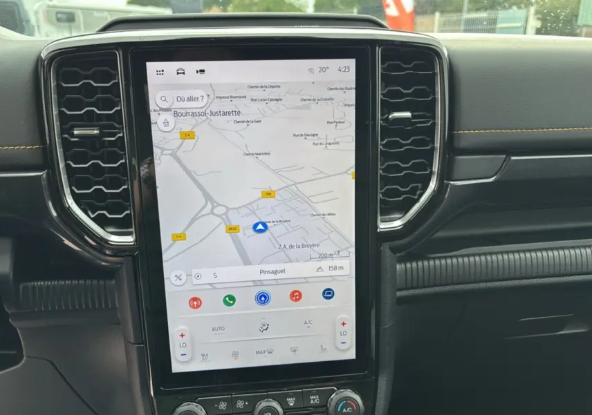 Écran tactile vertical du système de navigation du Ford Ranger 2025 Wildtrak Plus avec tableau de bord noir et surpiqûres orange.