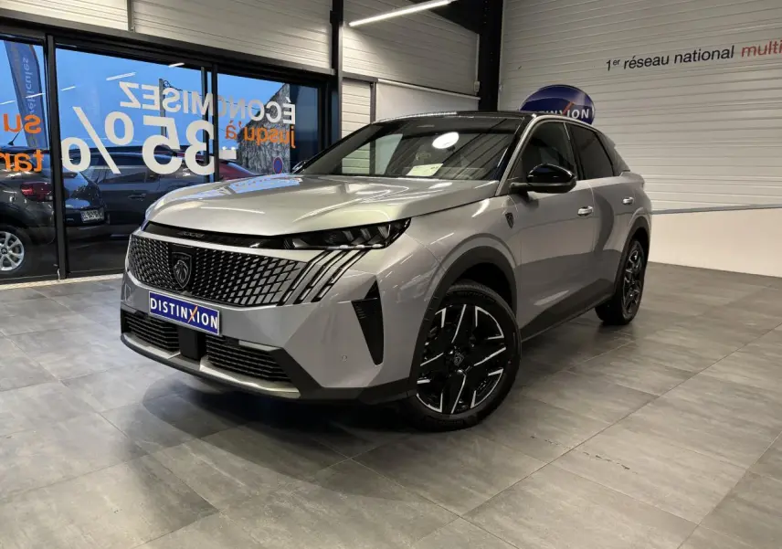Peugeot 3008 gris Artense en 3/4 avant droit, avec calandre noire laquée et jantes alliage 19'' diamantées.