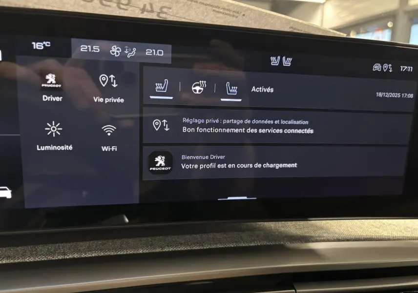 Écran tactile intérieur du Peugeot 3008 Hybrid 2025 affichant les réglages de sièges chauffants et connectivité.