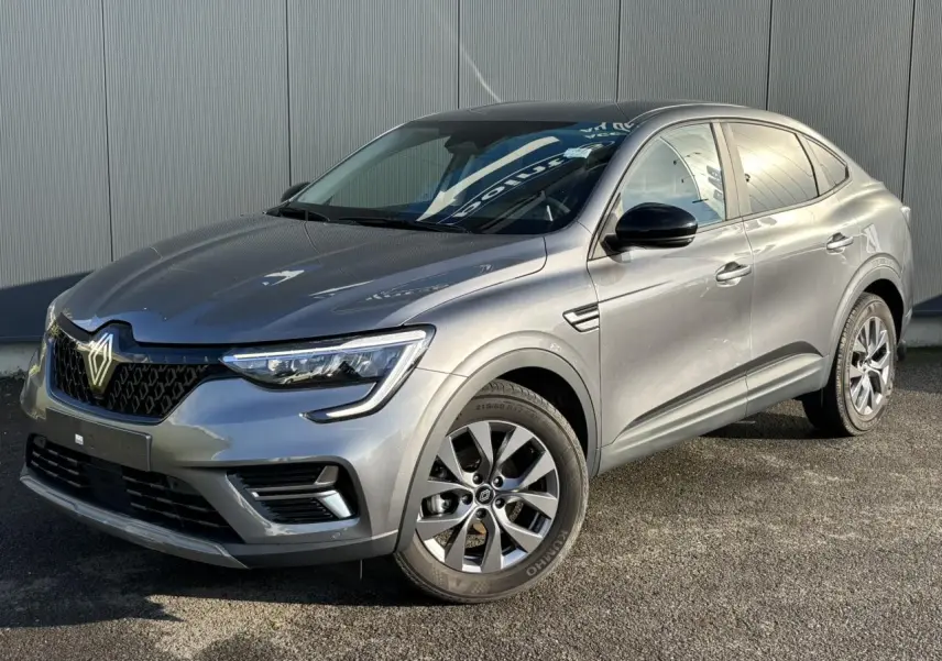 Renault Arkana gris métallisé en vue 3/4 avant droit, avec jantes alliage et calandre distinctive noire.