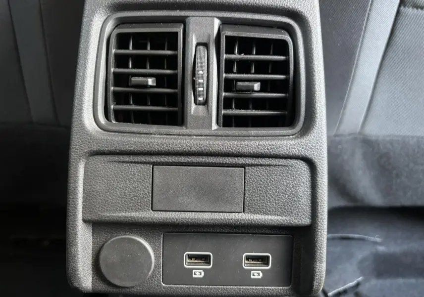 Prise USB double et sortie d’air arrière en gros plan, intérieur tissu gris du Renault Arkana TCE 140 Evolution.