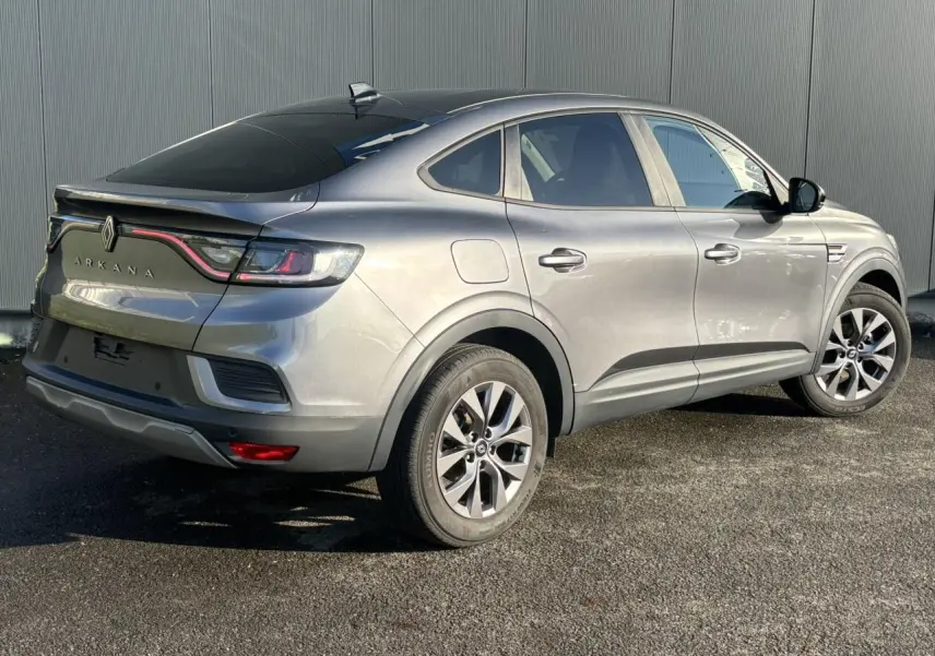 Vue 3/4 arrière droite d’un Renault Arkana gris métallisé avec feux arrière LED et jantes alliage 17 pouces.