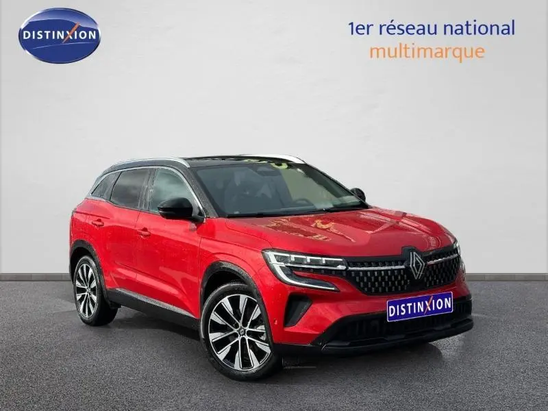 Renault Austral Rouge Flamme en 3/4 avant droit, SUV hybride avec calandre distinctive et jantes alliage.