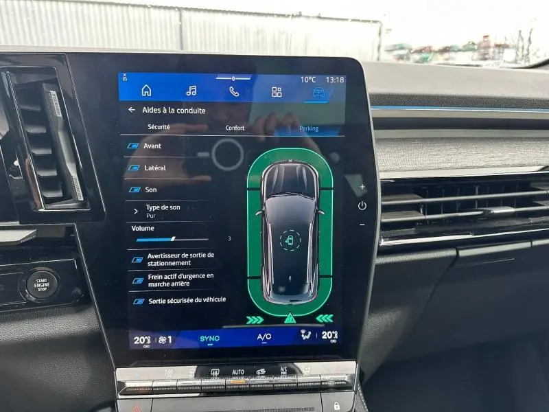 Vue rapprochée de l'écran tactile central du Renault Austral 2025 affichant les aides à la conduite.