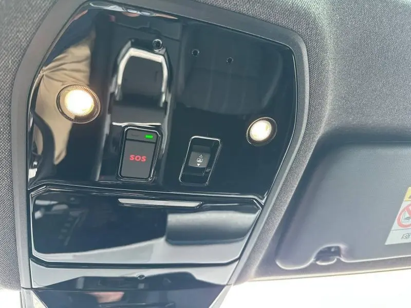 Gros plan sur la console de toit intérieure du Renault Austral 2025 avec boutons SOS et éclairage intégré.