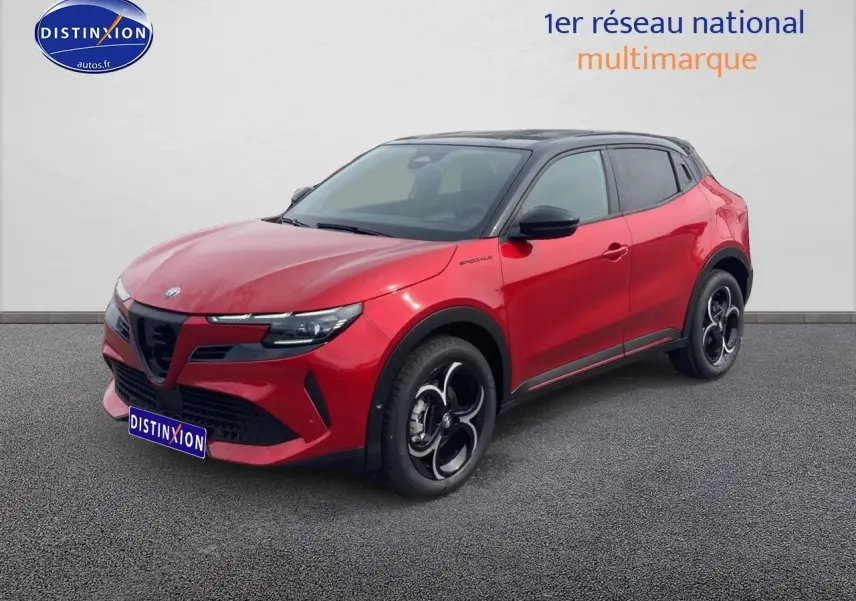 Alfa Romeo Junior 1.2 hybride 2026 rouge et noir, vue 3/4 avant avec jantes alliage et toit noir contrasté.