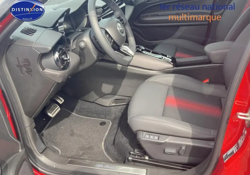 Intérieur côté conducteur d'Alfa Romeo Junior 1.2 hybride rouge/noir, siège électrique et volant multifonctions.