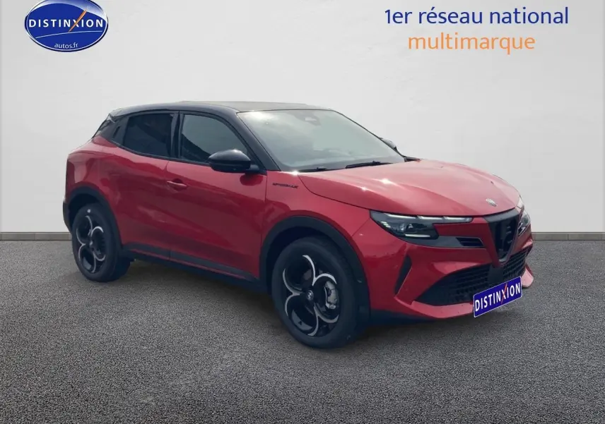 Vue 3/4 avant droite d'une Alfa Romeo Junior 1.2 hybride rouge et toit noir avec jantes alliage noires.