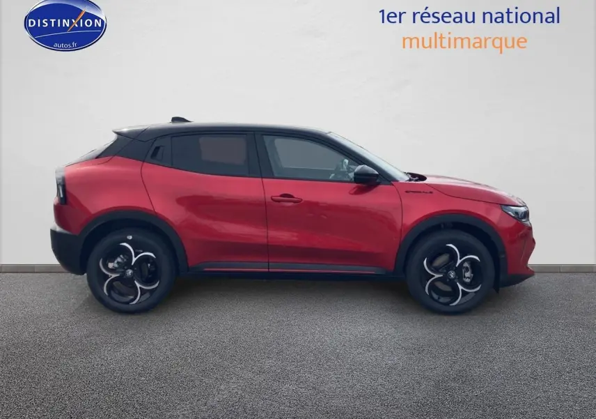 Profil gauche de l'Alfa Romeo Junior 1.2 hybride 2026 rouge et noir avec jantes alliage et vitres teintées.