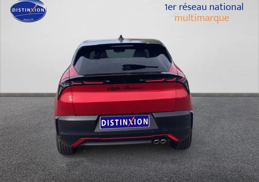 Vue arrière d'une Alfa Romeo Junior 1.2 hybride rouge et noir avec feux arrière LED et double sortie d'échappement.