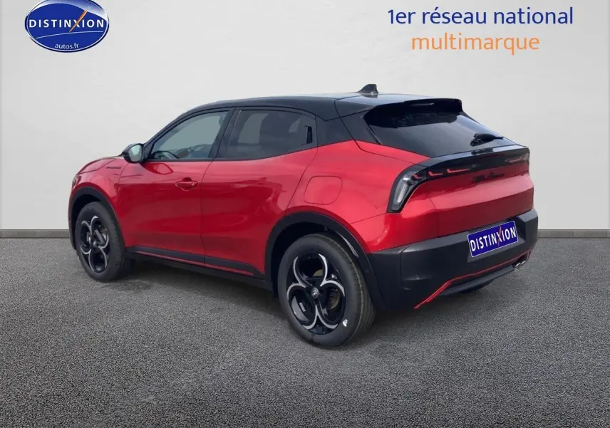 Vue 3/4 arrière droite de l'Alfa Romeo Junior 1.2 hybride rouge et noir avec jantes alliage et toit noir.