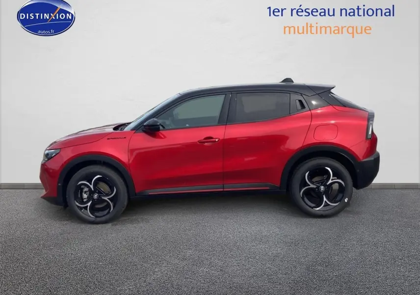 Profil droit de l'Alfa Romeo Junior 1.2 hybride 2026 rouge et noir avec jantes alliage et toit noir contrasté.