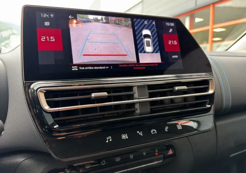 Gros plan sur l’écran tactile et la console centrale du Citroën C5 Aircross noir, affichant la caméra de recul et la climatisation.