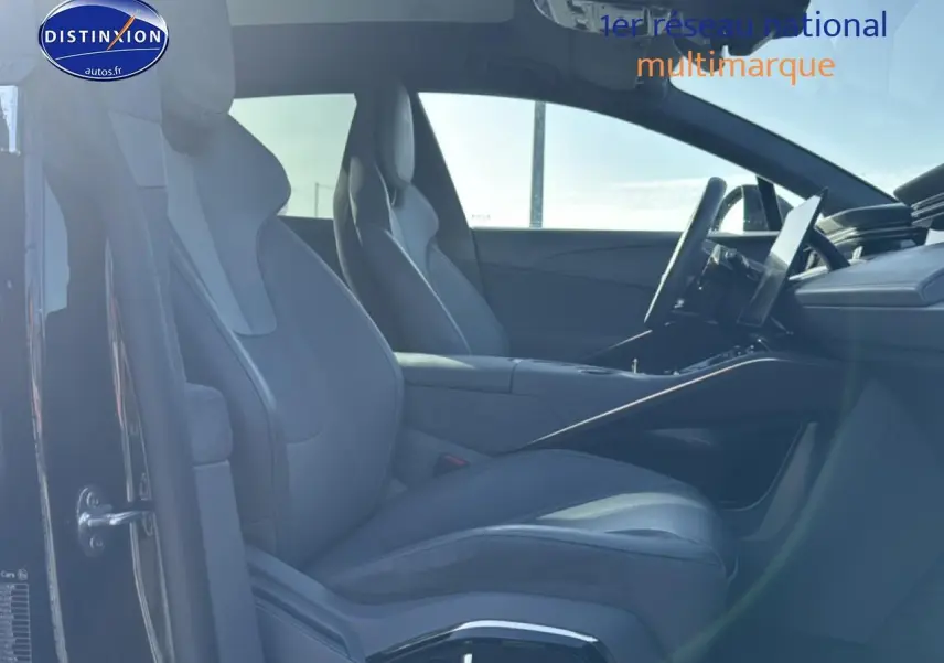 Vue intérieure côté gauche de la Lotus Eletre noire 2023, mettant en valeur les sièges sport en cuir et la console centrale moderne.