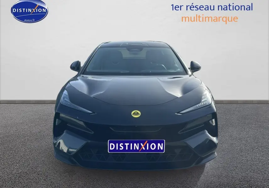 Vue frontale d'une Lotus Eletre 612ch noire avec phares LED fins et calandre basse distinctive.